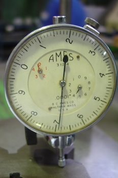 Reloj comparador tomando una medida