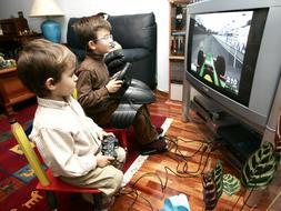 Niños jugando a la consola, divirtiéndose con juegos actuales