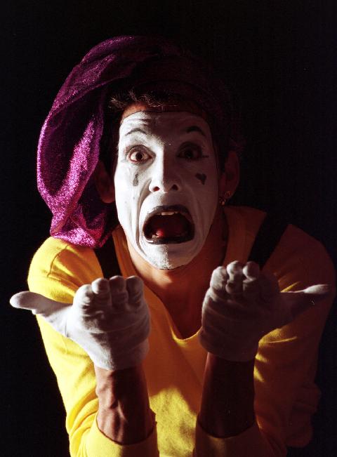 El mimo es el arte del silencio, expresa información sin usar las palabras