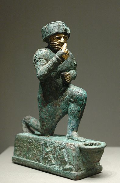Figura de hombre arrodillado en bronce y oro. Mesopotamia, segundo milenio a.c Figura de hombre arrodillado en bronce y oro. Mesopotamia, segundo milenio a.c