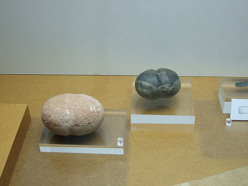 Mazas de piedra para trabajar el hierro. Museo de Zaragoza Mazas de piedra para trabajar el hierro. Museo de Zaragoza