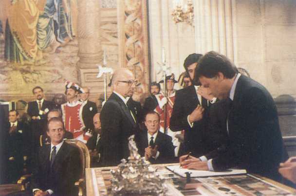 Felipe González firma la entrada de España en la CEE