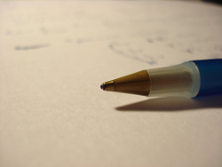 Bolígrafo sobre hojas con anotaciones