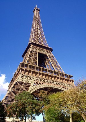 La torre Eiffel continúa siendo una de las estructuras de acero más famosas del mundo