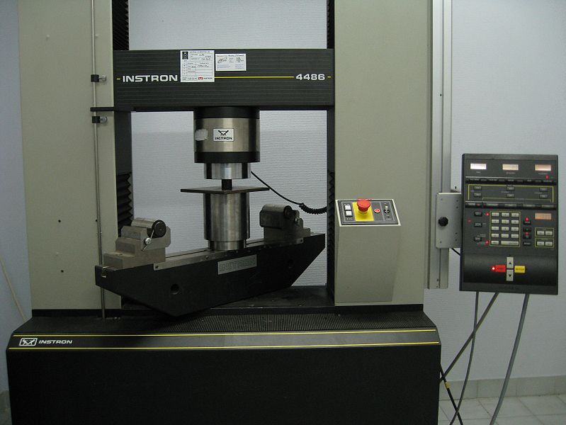 Ensayo de compresión en una probeta de acero