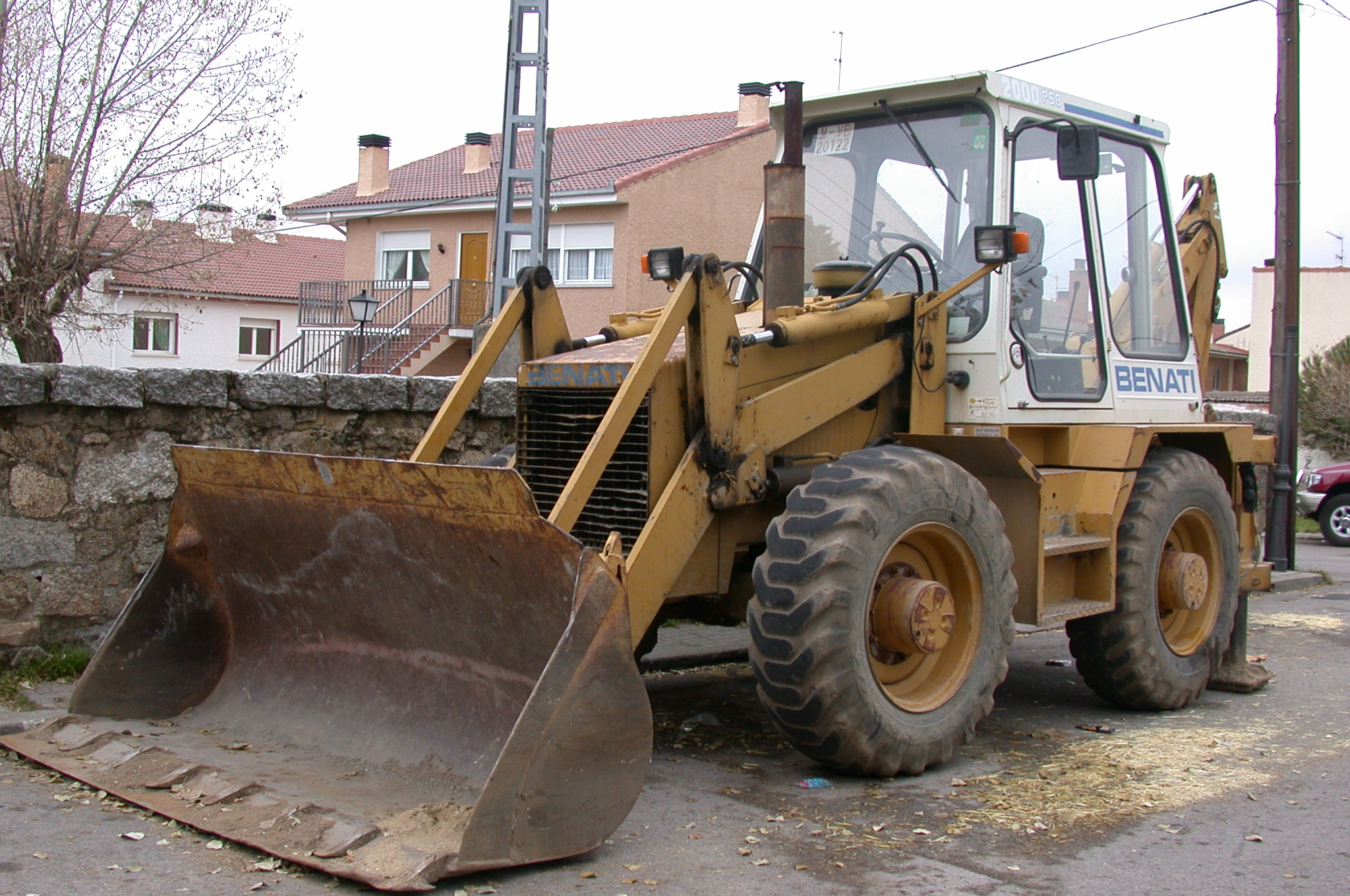 Máquina provista de una pala activada por sistemas hidráulicos